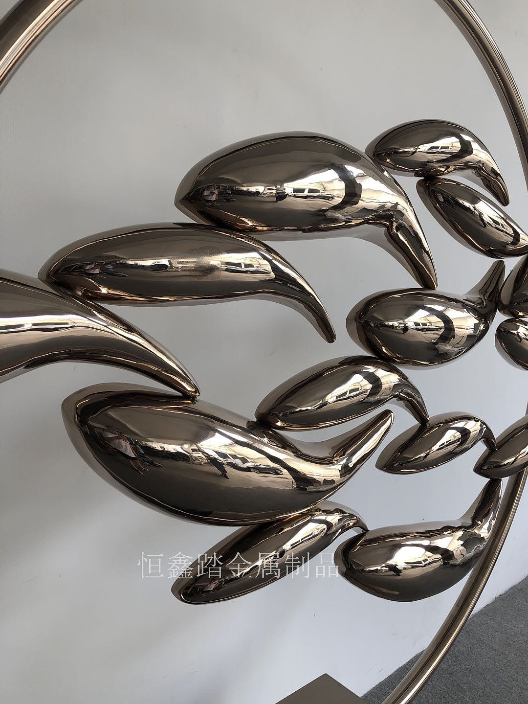 不銹鋼抽象魚群 凝固的靈動(dòng)與現(xiàn)代景觀的融合